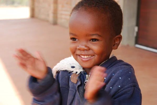 Août 2014 - Afrique-Tanzanie - Moments de la vie quotidienne dans le village de Pomerini touché par le sida. Entre un passé de misère et de pauvreté et un avenir d'espérance contenu dans les yeux des enfants — Photo