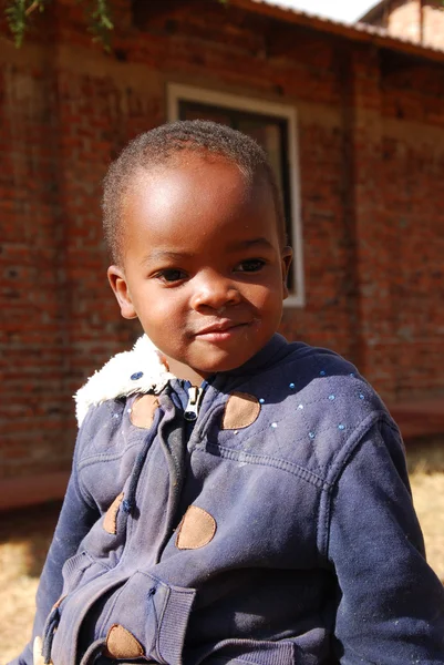 Agosto de 2014 - África - Tanzania - Momentos de la vida cotidiana en la aldea de Pomerini afectada por el sida. Entre un pasado de miseria y pobreza y un futuro de esperanza contenido en los ojos de los niños — Foto de Stock