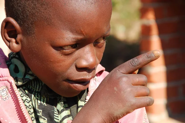 August 2014 - Africa -Tanzania - Moments of everyday life in the Village of Pomerini  affected by AIDS. Between a past of misery and poverty and a future of hope contained in children's eyes — Stock Photo, Image