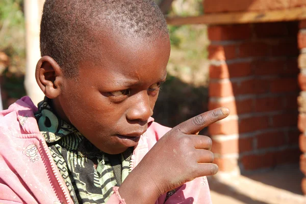 Agosto de 2014 - África - Tanzania - Momentos de la vida cotidiana en la aldea de Pomerini afectada por el sida. Entre un pasado de miseria y pobreza y un futuro de esperanza contenido en los ojos de los niños — Foto de Stock
