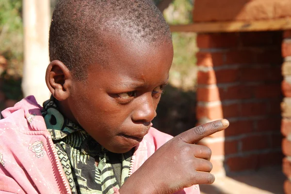 August 2014 - Africa-Tanzania - Moments of everyday life in the Village of Pomerini affected by AIDS. Между прошлым нищеты и нищеты и будущим надежды, заключенным в глазах детей — стоковое фото