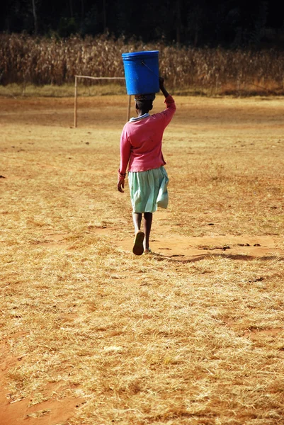 O portador de água - Pomerini - Tanzânia - África — Fotografia de Stock