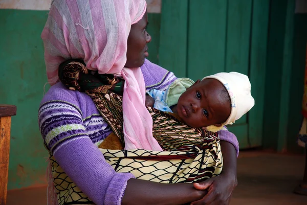 Anne ve bebeği - pomerini - Tanzanya - Afrika