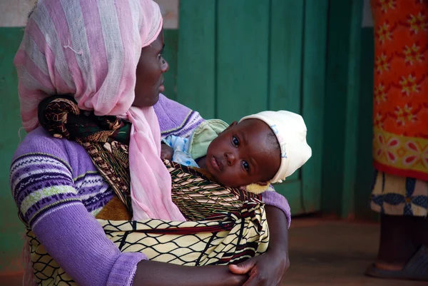 Anne ve bebeği - pomerini - Tanzanya - Afrika