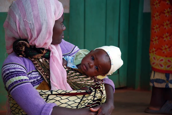 Anne ve bebeği - pomerini - Tanzanya - Afrika