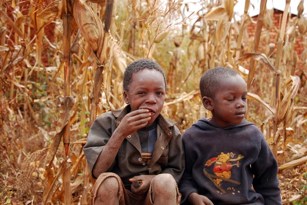 Chwile życia codziennego dzieci we wsi pomerini w Tanzanii — Zdjęcie stockowe