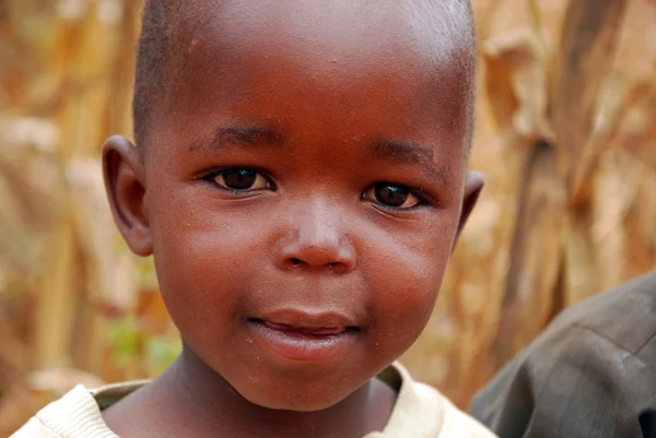 Moments de la vie quotidienne des enfants dans le village Pomerini en Tanzanie — Photo