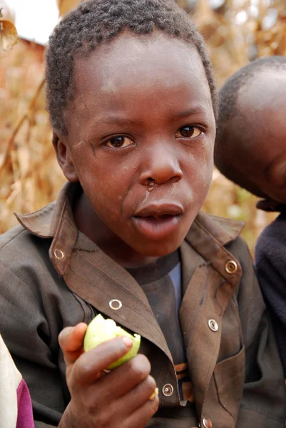 Chwile życia codziennego dzieci we wsi pomerini w Tanzanii — Zdjęcie stockowe