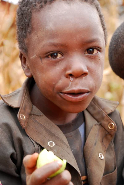 Momentos de la vida cotidiana de los niños en la aldea de Pomerini en Tanzania —  Fotos de Stock