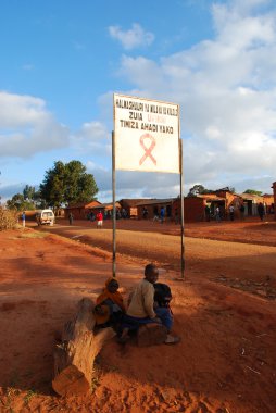 Bazı çocuklar AIDS bölge pomerini, Tanzanya, Afrika köyün girişinde işaret altında