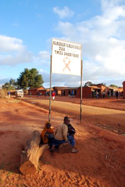 Bazı çocuklar AIDS bölge pomerini, Tanzanya, Afrika köyün girişinde işaret altında