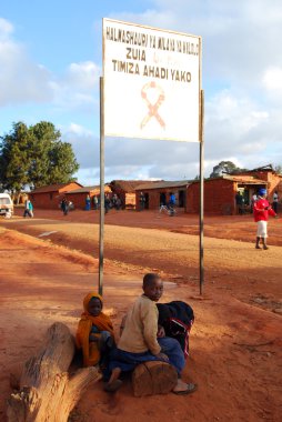 Bazı çocuklar AIDS bölge pomerini, Tanzanya, Afrika köyün girişinde işaret altında