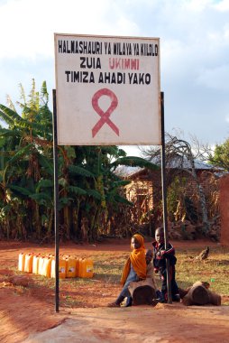 Bazı çocuklar AIDS bölge pomerini, Tanzanya, Afrika köyün girişinde işaret altında