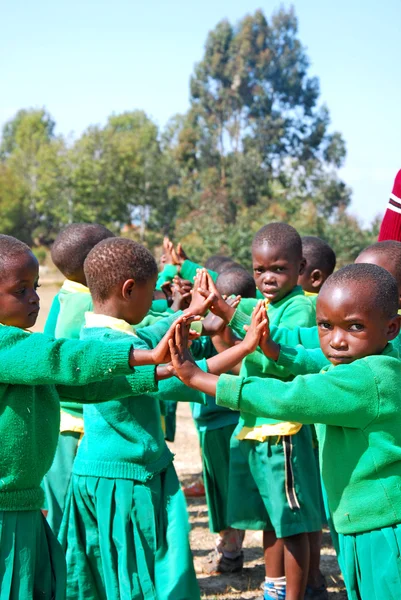 Het spel van kleuterschool kinderen van het dorp van pomerini-tan — Stockfoto