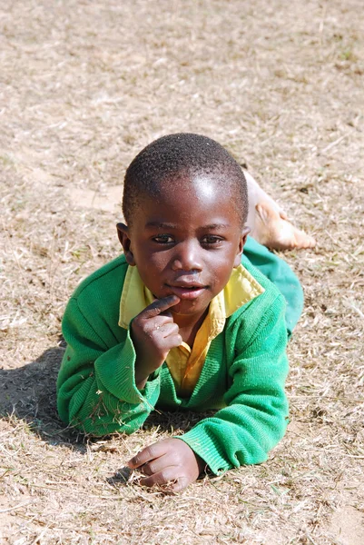 Leken av dagisbarn i byn av pomerini-tan — Stockfoto