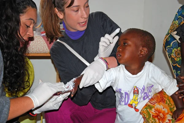 La intervención de enfermeras voluntarias en la Misión Franciscana o — Foto de Stock