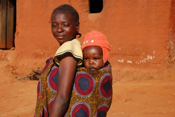 Uma mãe e seu bebê - Pomerini - Tanzânia - África — Fotografia de Stock