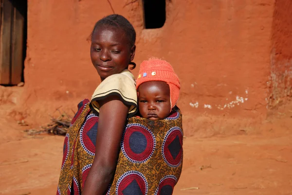 Maminka a její miminko - pomerini - Tanzanie - Afrika — Stock fotografie