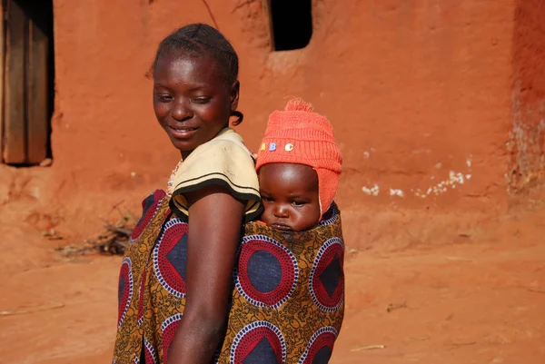 Maminka a její miminko - pomerini - Tanzanie - Afrika — Stock fotografie