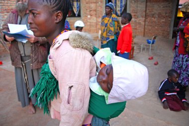 bir anne çocuğunu geleneksel Afrika bez - tanzani