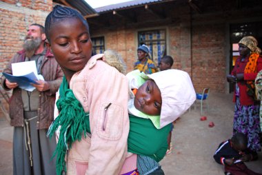 bir anne çocuğunu geleneksel Afrika bez - tanzani