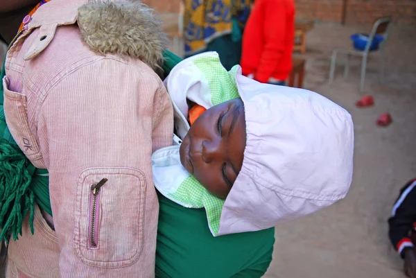 Une mère avec son enfant dans un tissu africain traditionnel Tanzani — Photo