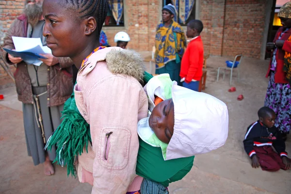 Bir anne çocuğunu geleneksel Afrika bez - tanzani — Stok fotoğraf