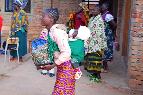 Una madre con il suo bambino in un panno tradizionale africano Tanzani — Foto Stock