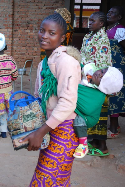 Una madre con il suo bambino in un panno tradizionale africano Tanzani — Foto Stock