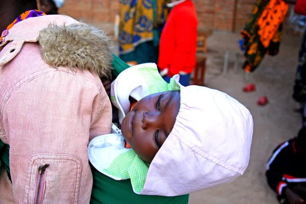 Bir anne çocuğunu geleneksel Afrika bez - tanzani — Stok fotoğraf