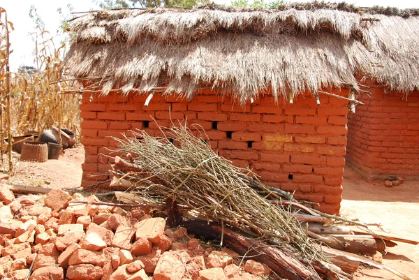 Typický dům v obci afrických Pomerini - Tanzanie - — Stock fotografie