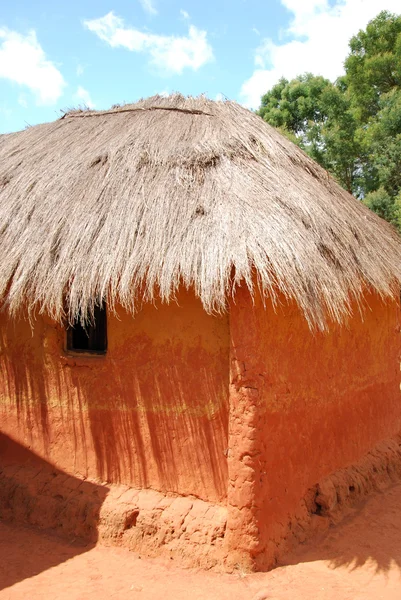 Uma casa típica na aldeia de African Pomerini - Tanzânia  - — Fotografia de Stock