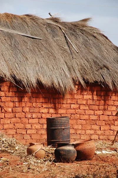 Een typisch huis in het dorp van Afrikaanse Pomerini - Tanzania - — Stockfoto