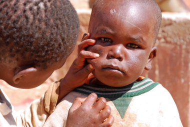 Yüzünü temiz iken Tanzanya Afrika çocuk