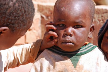 Yüzünü temiz iken Tanzanya Afrika çocuk
