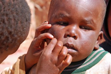 Yüzünü temiz iken Tanzanya Afrika çocuk