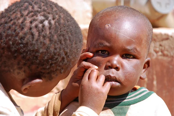 Bambini africani in Tanzania mentre ti pulisci il viso — Foto Stock