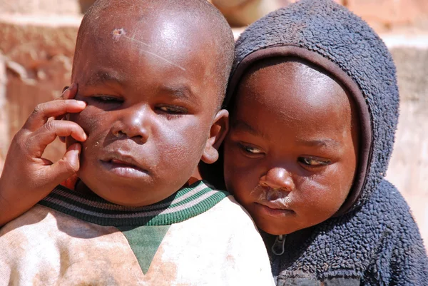 Bambini africani in Tanzania mentre ti pulisci il viso — Foto Stock