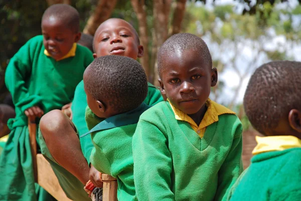 Le jeu des enfants de la maternelle du village de Pomerini-Tan — Photo