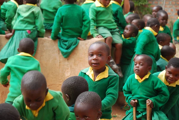 Le jeu des enfants de la maternelle du village de Pomerini-Tan — Photo