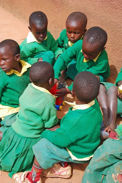 Le jeu des enfants de la maternelle du village de Pomerini-Tan — Photo