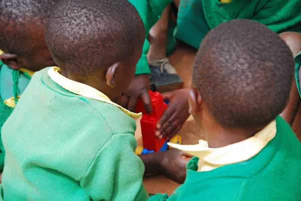 Het spel van kleuterschool kinderen van het dorp van pomerini-tan — Stockfoto