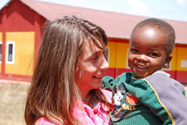 Uma organização voluntária sem fins lucrativos Sorriso para a África brinca com um — Fotografia de Stock