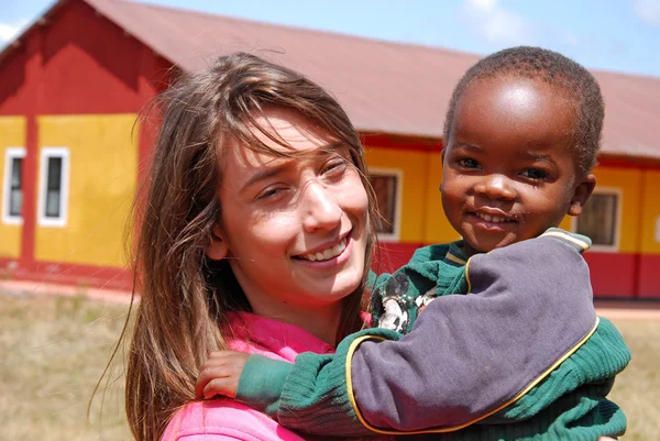 A voluntary non-profit organization Smile to Africa plays with a — Stock Photo, Image