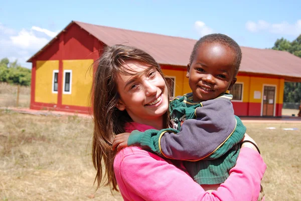 Een vrijwillig non-profit organisatie glimlach naar Afrika speelt met een — Stockfoto