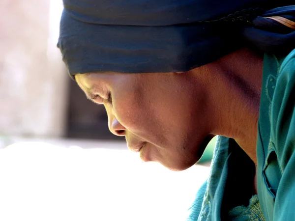 O rosto de uma mulher africana idosa carregado de pensamentos e concer — Fotografia de Stock