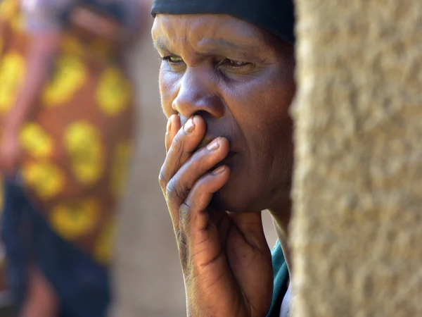 Ansiktet av en äldre afrikansk kvinna ladda av tankar och licensfrågor — Stockfoto