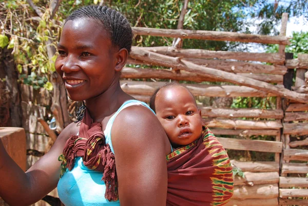 Omuz geleneksel Afrika bandında güve bir çocuk