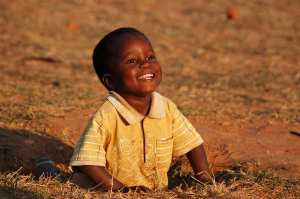 Sourire à l'Afrique-Le sourire d'espoir sur les visages de l'enfant africain — Photo