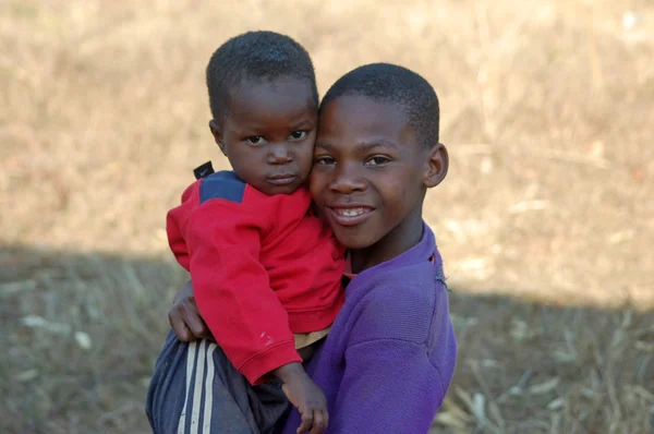 Lächeln nach Afrika - das Lächeln der Hoffnung auf den Gesichtern afrikanischer Kinder — Stockfoto